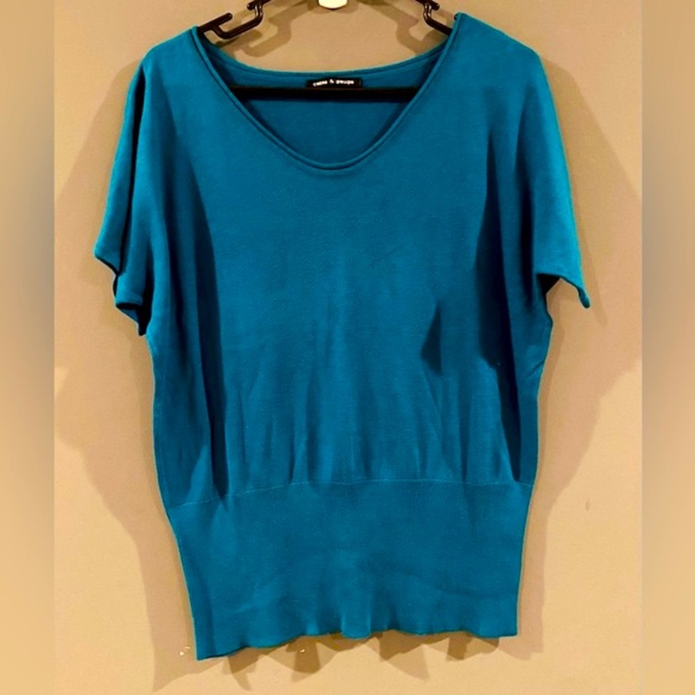 Cable & Gauge Teal Top. Very Good Used Condition. Size Medium.